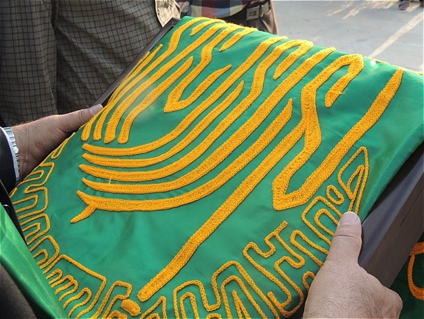 استشمام بوی مشهدالرضا با حضور خادمین حرم امام رضا (ع) در شهر هفشجان