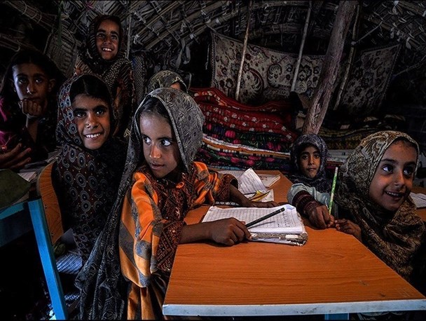 دانش آموزان سیستان و بلوچستان غرق در مرداب محروم/ لباسی کهنه و دمپایی های پلاستکی سهم کودکان استان از کلاس‌های هوشمند پایتخت