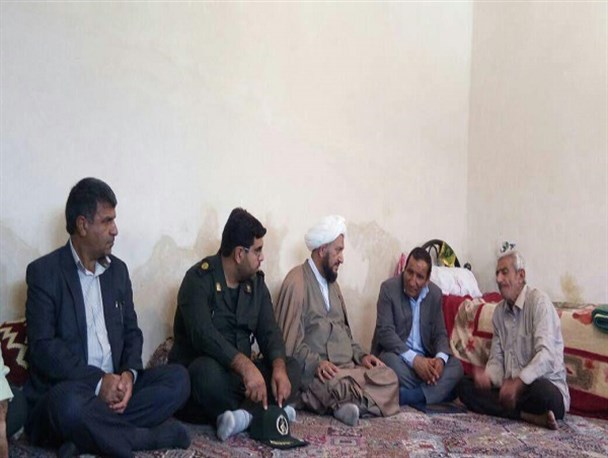 دیدار مسئولان چرامی با خانواده شهیدی که تا لحضه شهادتش کنار رهبری بود+تصاویر