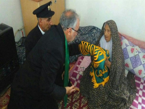 دیدار خادم رضوی با مادر شهید "محمد قوی دل" در مراوه تپه+ تصویر
