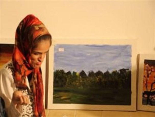 نقشی که دختر معلول رفسنجانی ، با پاهایش می نگارد+تصاویر