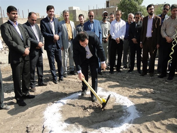 آئین کلنگ زنی مدرسه خیری بانو بهروزیان در روستای منجیل آباد