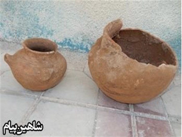 کشف کوزه های سفالی و تاریخی در شاهین دژ +تصاویر
