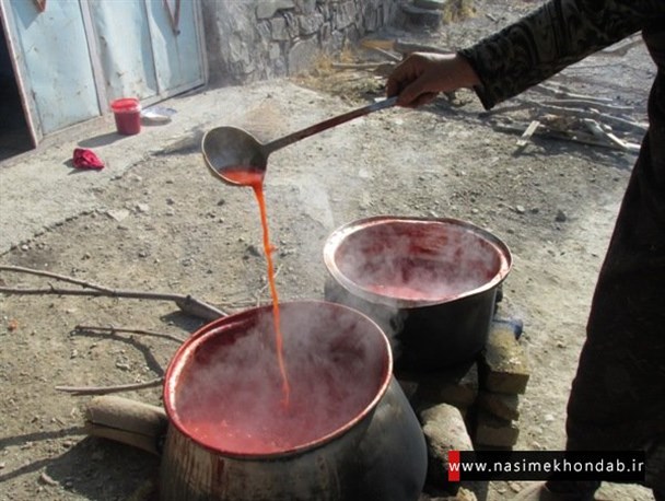 مراحل پخت رب گوجه سنتی در روستا
