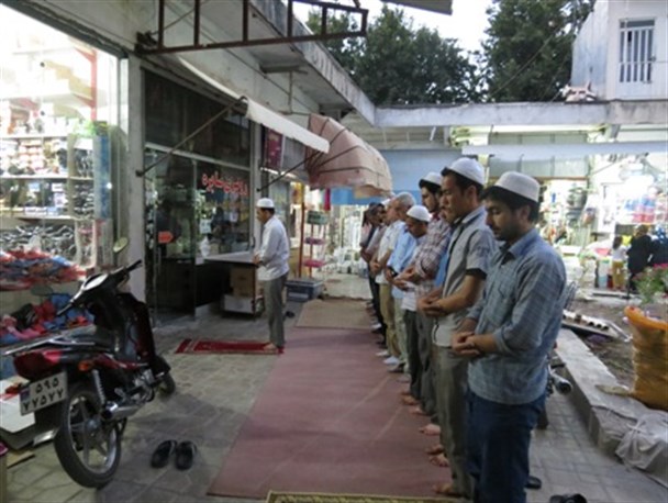 اقامه نماز جماعت در بازار گنبدکاووس+عکس