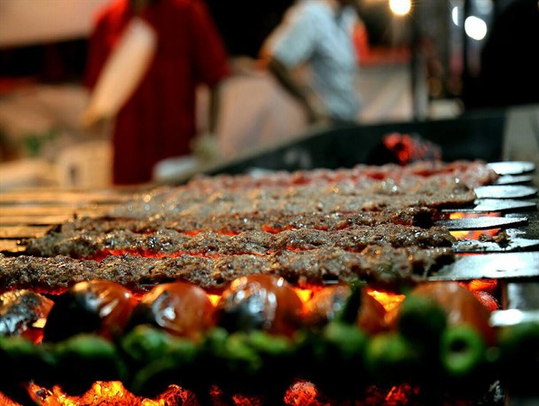 استقبال ۵۵ هزار نفر از جشنواره «کباب بناب»/ فروش ۲۵ هزار پرس کباب!