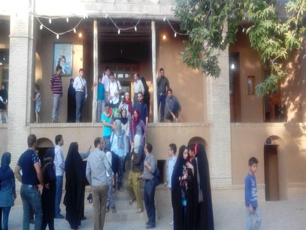 بازدید دانشجویان ۱۲ کشور از بیت تاریخی امام(ره) در خمین+عکس