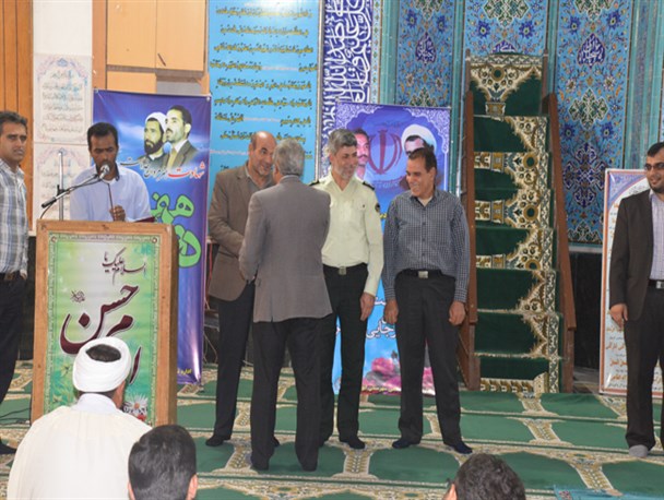 تقدیر از دست اندرکاران اعزام زائرین به مرقد امام راحل(ره) در ابوموسی