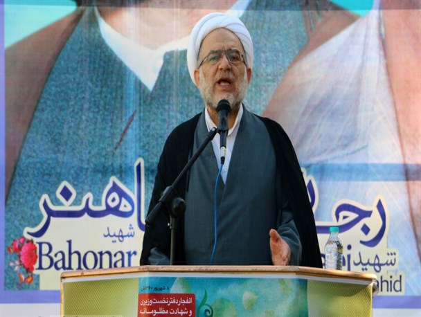 مدیر اسلامی باید اهل خدمت عاشقانه به جای خدمت عاقلانه باشد/ کسانی که بوی خیانت می دادند از ریل انقلاب خارج شدند