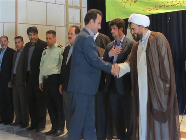دیدار مسئولان با خانواده معظم شهدای کارمند در گیلانغرب/ تجلیل از 8 کارمند نمونه + تصاویر