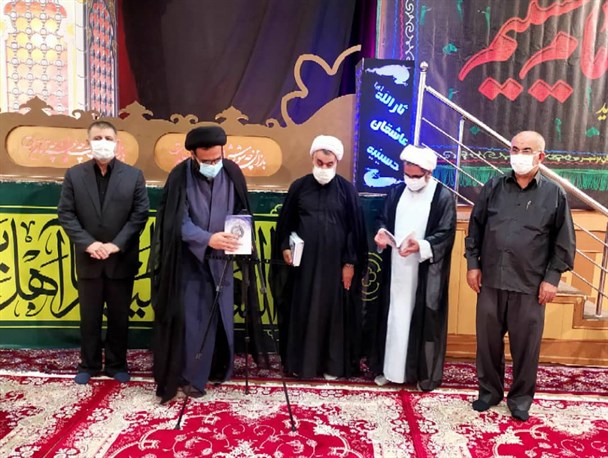 از کتاب ماه‌ بر‌ نیزه در حسینیه عاشقان ثارالله بوشهر رونمایی شد