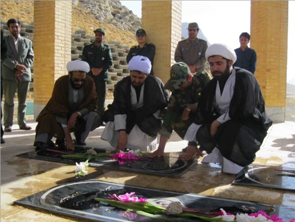 مزار شهدای گمنام شهرستان سنقر عطرافشانی و گلباران شد