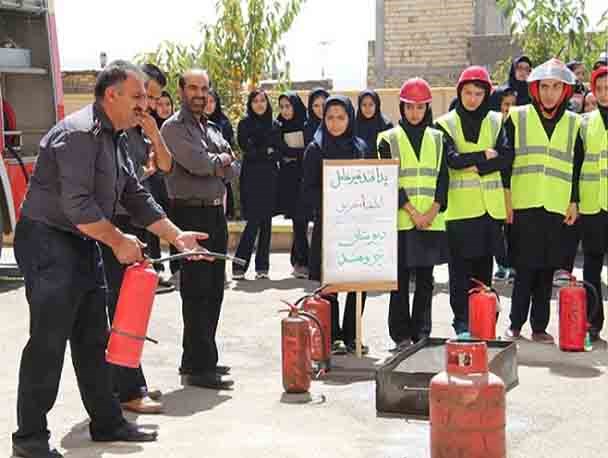 مانور اطفا حریق در دبیرستان نیرومند برگزار شد