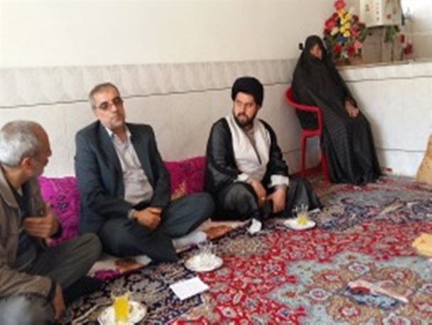 از خانواده شهدای سادات روستای شیخ شبان تجلیل شد