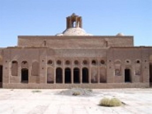 عملیات بازسازی بزرگترین خانه خشتی جهان در رفسنجان آغاز شد
