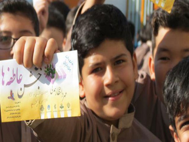 دستان کوچکی که دستگیری از نیازمندان را تمرین می کنند