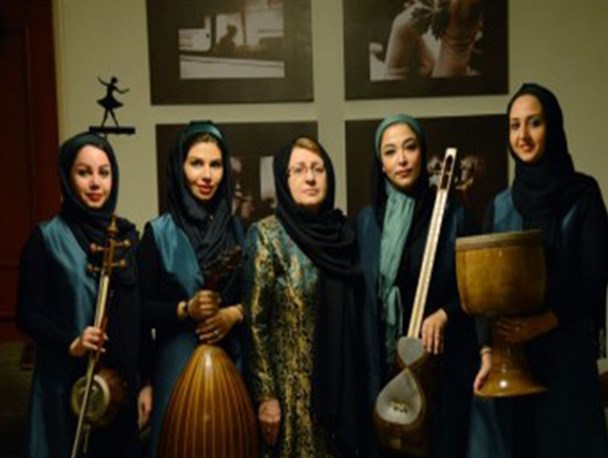 یک خواننده زن دیگر در تالار وحدت