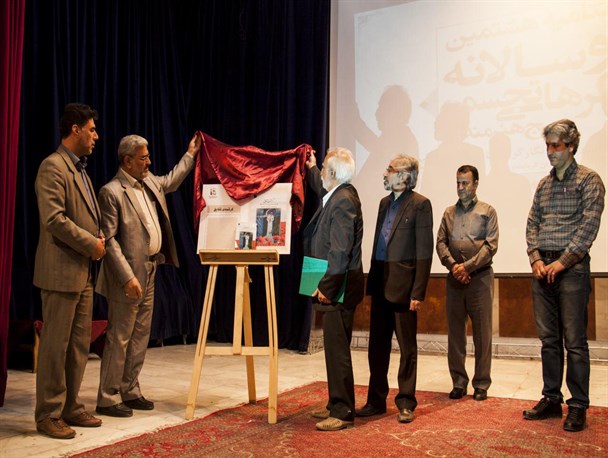 کتاب «کرشمه شقایق» در کرمانشاه رونمایی شد/ رونمایی از قطعه موسیقایی «شهید عشق»
