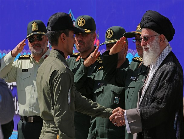 افتخارآفرینی جوان خلیل آبادی و دریافت جایزه از دستان رهبر معظم انقلاب