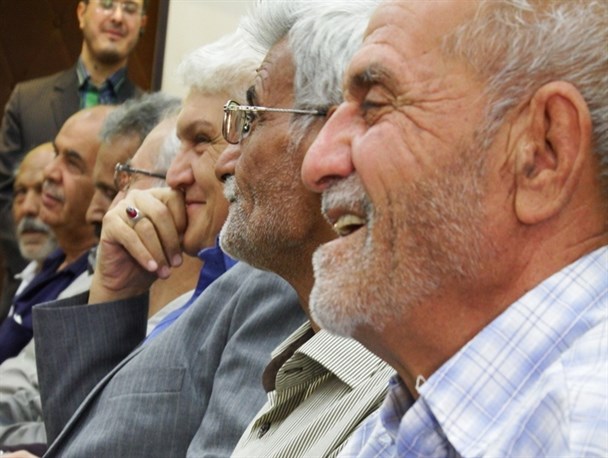 بازنشستگان، صورتشان را با سیلی سرخ نگه می دارند/ خنده هایی که انتهایش غم است
