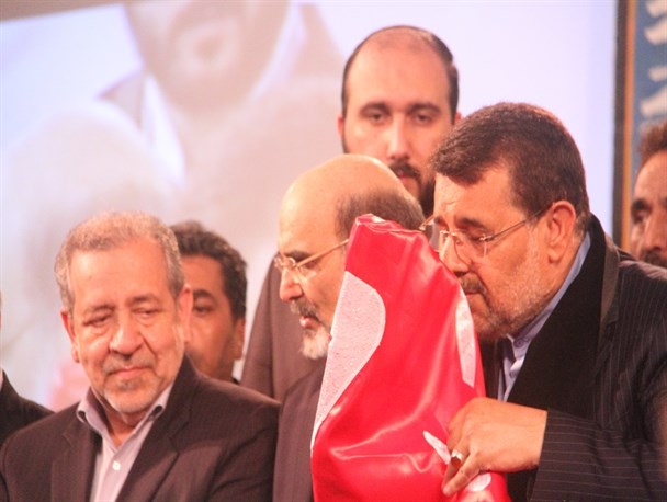 واگذاری پرچم اجلاس پیرغلامان حسینی به استاندار اصفهان