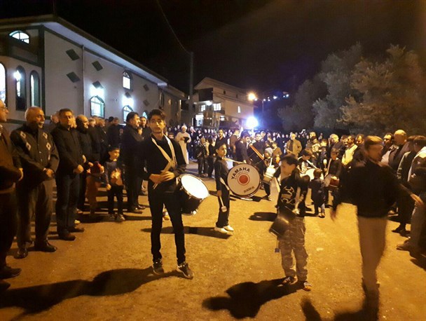 مراسم عزاداری شب تاسوعای حسینی در شهرها و روستاهای گیلان/ از مداحی بازیکن پرسپولیس در رودبار تا یادواره شهید تاسوعا در رشت