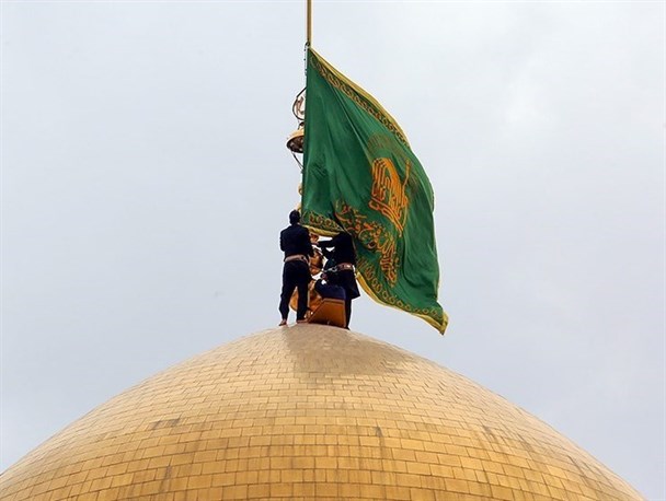 تعویض پرچم گنبد ضریح حرم امام رضا (ع)