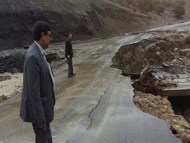 جاری شدن سیل در روستاها و راههای شهرستان چگنی