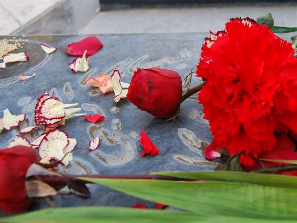 غبار روبی مزار شهدا در اولین روز هفته بسیج دانش آموزی در دورود