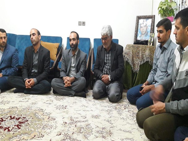 دیدار فرمانده و جمعی از پاسداران سپاه دالاهو با خانواده شهید حادثه تروریستی
