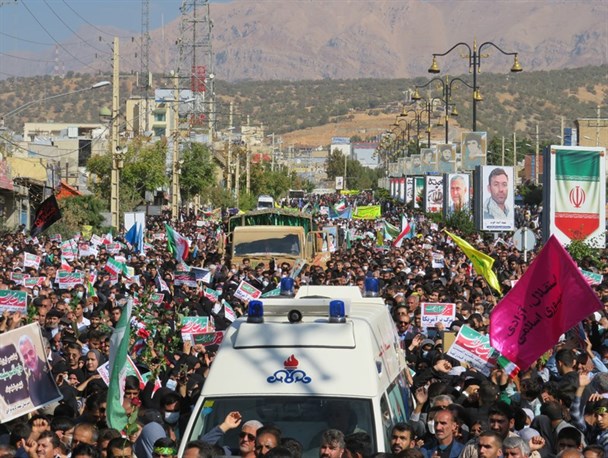 تصاویر وداع یاسوجی ها با پدر و پسر حادثه تروریستی حرم مطهر حضرت شاهچراغ(ع)