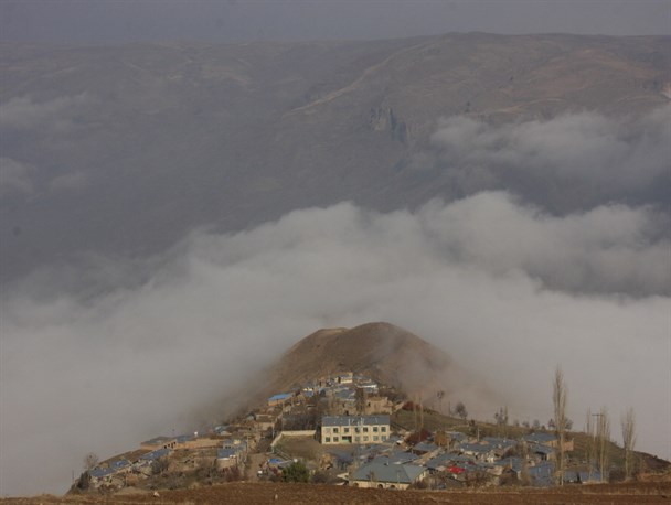روستایی بر فراز ابرها در جاده سرچم