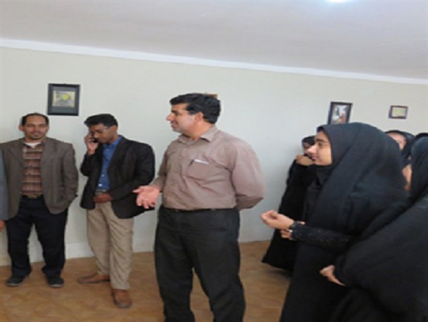 نمایش تابلوهای نقاشی با موضوع عاشورا توسط دانش آموز حاجی آبادی
