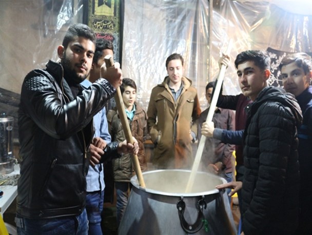 آیین پخت حلیم دانش آموزان گلستان در شب رحلت پیامبر اکرم(ص)+تصاویر