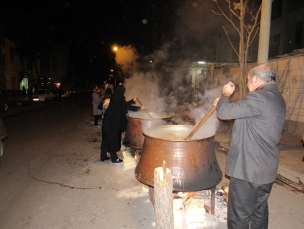 آئین سنتی پخت حلیم در شب 28 ماه صفر در شهرستان سمنان
