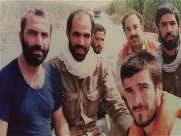 تصویر دیده نشده از سردار شهید حاج حسین همدانی درون قایق+ عکس