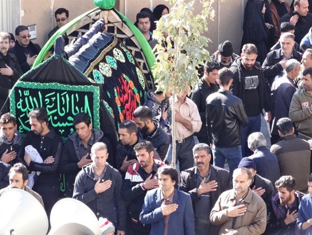 آیین عزاداری و نخل گردانی در شهر نراق برگزار شد+عکس