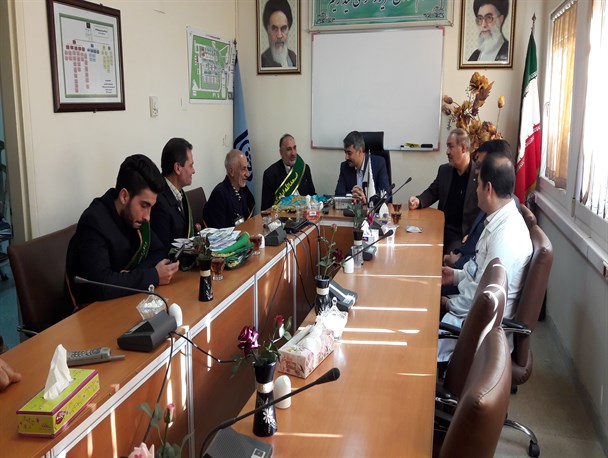 حضور خادمان مسجد جمکران در بین بیماران باعث افزایش روحیه آن‌ها می‌شود
