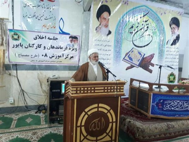 برگزاری محفل انس با قرآن با حضور سربازان ارتشی شیعه و سنی شهرستان خاش