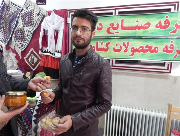 تحقق اقتصاد مقاومتی با طعم گیلاس زمینی در خدابنده/مسئولان هیچ حمایتی نمی کنند