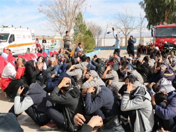 مانور سراسری زلزله در دبیرستان فرهنگ رفسنجان برگزار شد/ تصاویر