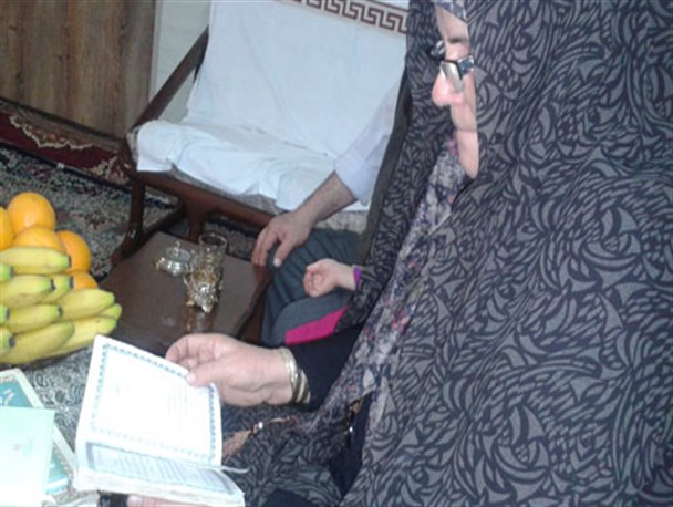مادربزرگ مهربان، که امروز به مدد آموختن سواد، برای نوه هایش کتاب میخواند