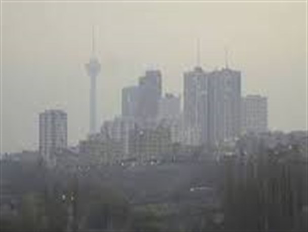 خانم ابتکار! لطفا دم از هوای پاک نزن!/ناامیدی تهرانی ها از تدبیر بنزینی دولت امید/ نفس پایتخت گرفت! + تصاویر و نمودار