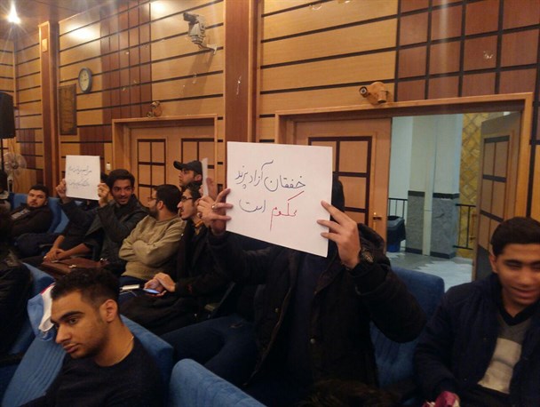 مسئول سازمان بسیج دانشجویی کشور به سخنرانی خود در دانشگاه آزاد پرند نرسید!/ همایش دانشجویی یا دادگاه محاکمه؟! + عکس