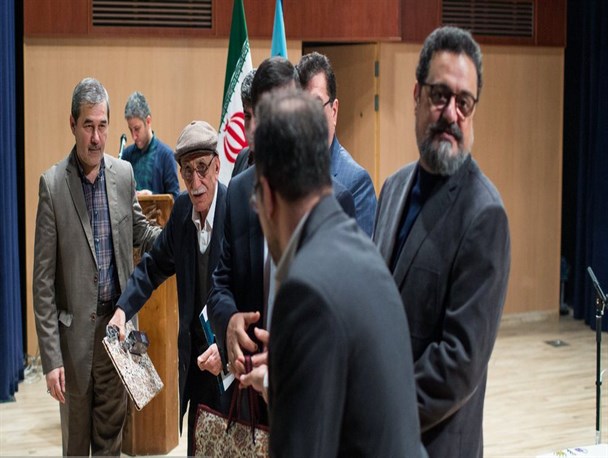 همای هنر بر دوش استاد چاقو ساز زنجانی نشست/ روح الله صفدری با 79 سال فعالیت در صنعت چاقو سازی زنجان