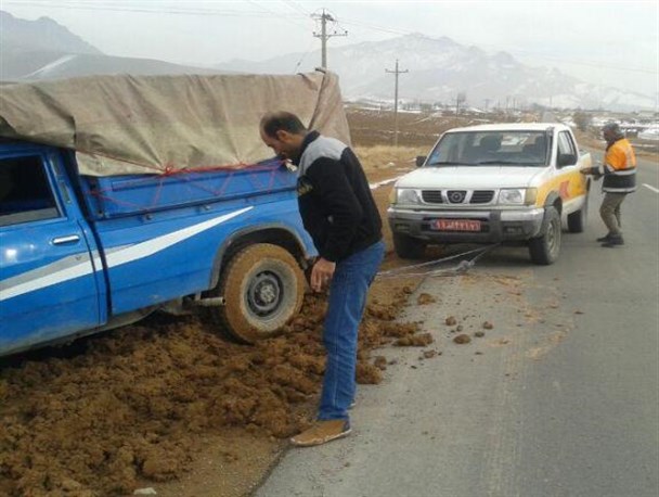 آزادسازی ماشین های گرفتار در گل و لای توسط راهداران شهرستان اردل
