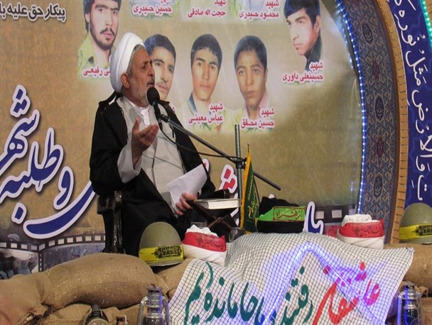 اگر ولی فقیه نبود تا الان کشور را فروخته بودند