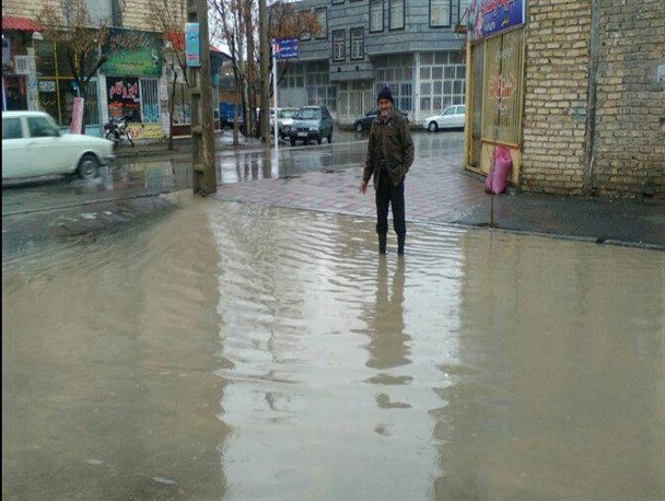 بارش باران و بحران آب گرفتگی معابر در خمین/ شهردار: بعد از بارندگی نواقص برطرف می شود