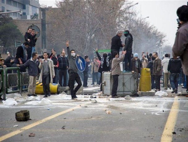 بازخوانی جنایات فتنه گران در عاشورای 88 به روایت تصویر