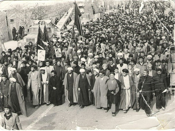 از پائین کشیدن نماد طاغوت به دست انقلابیون تا دیدار حماسه‌سازان 9 دی با امام(ره)